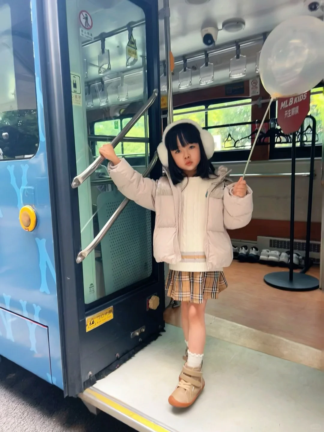 谁懂啊‼️在上海街头偶遇MLBKIDS老花巴士?