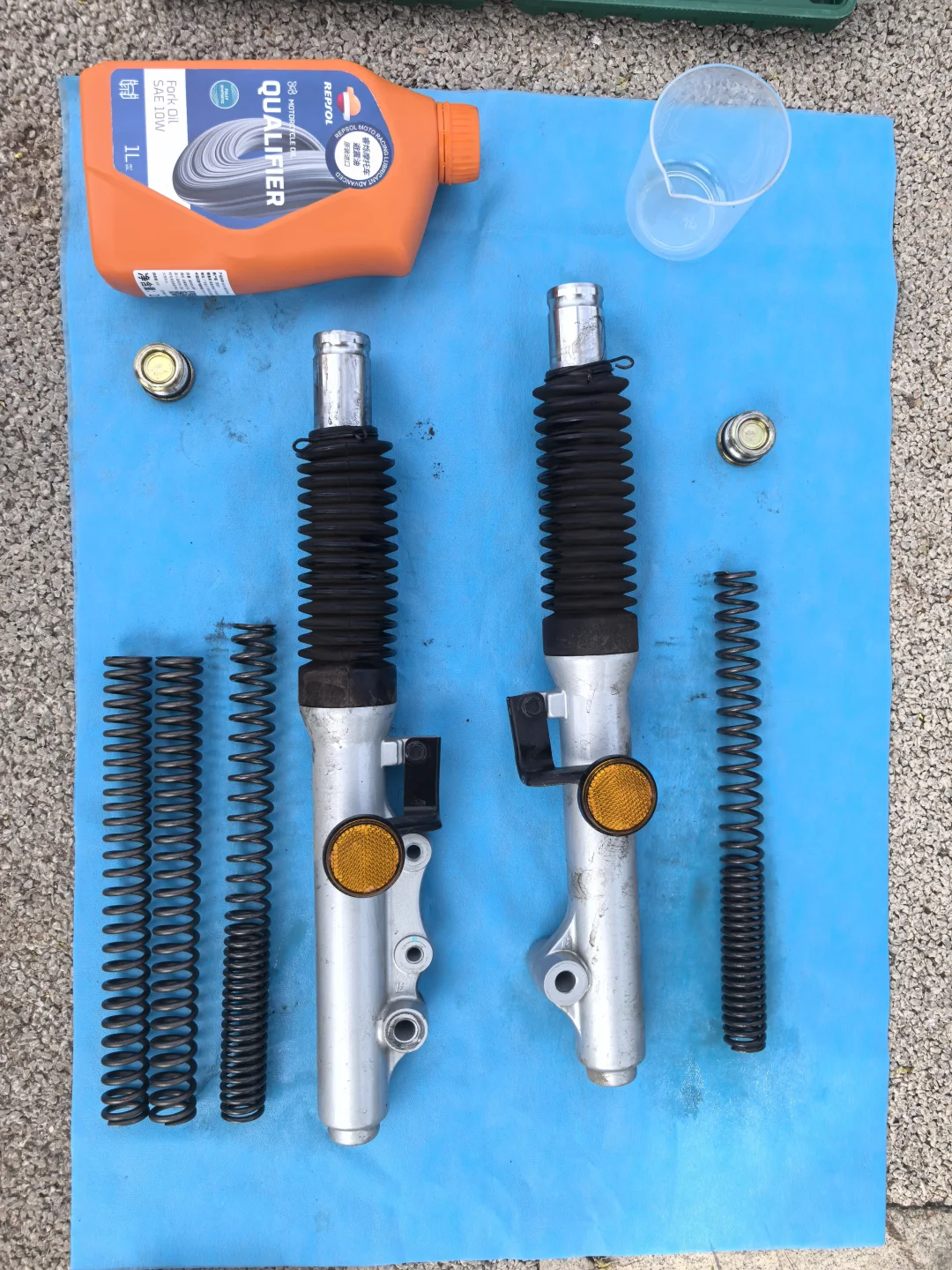 三阳飞度4前减震太硬了，换个弹簧能好点。