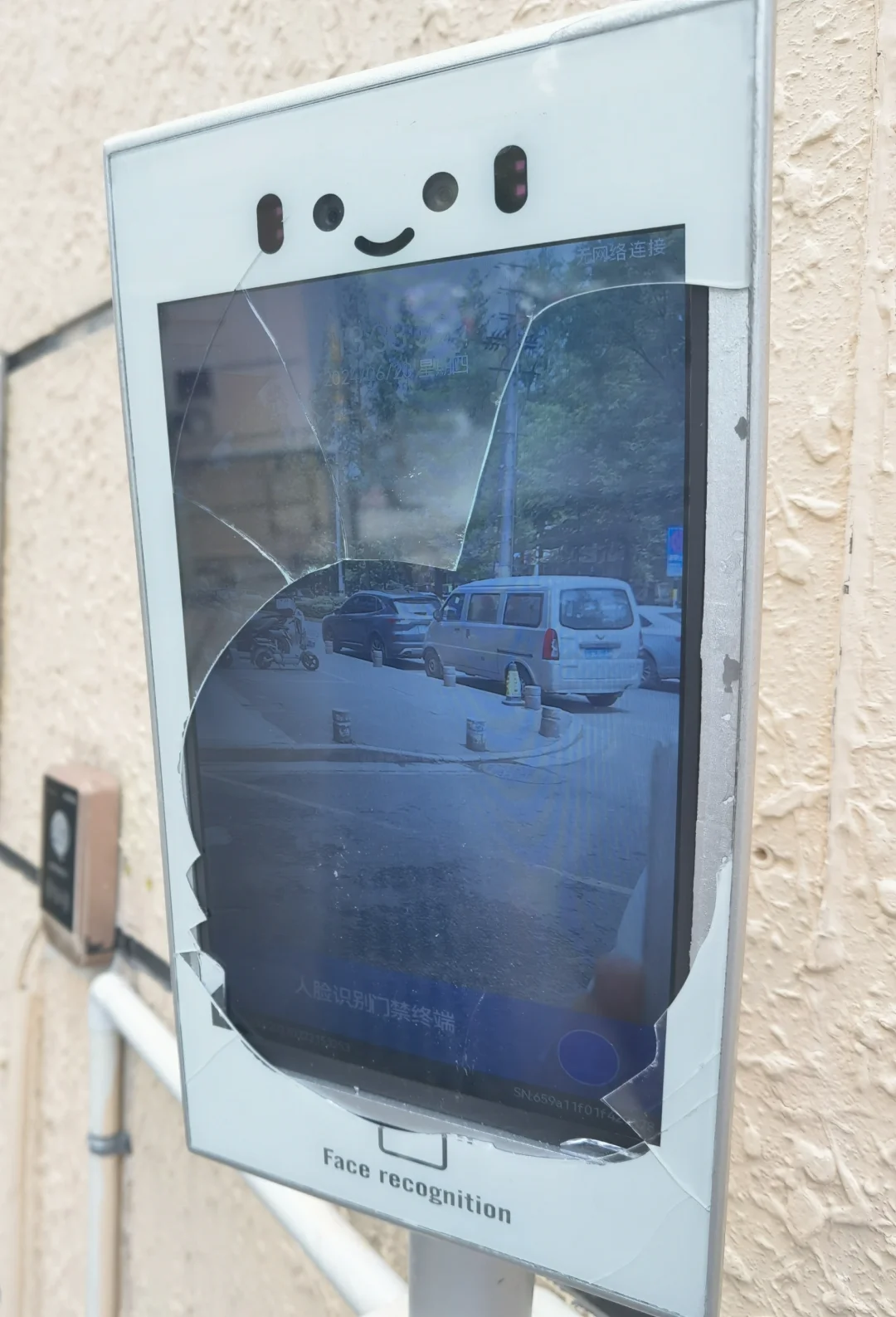 人脸识别门禁终端玻璃面板破碎（已完结）