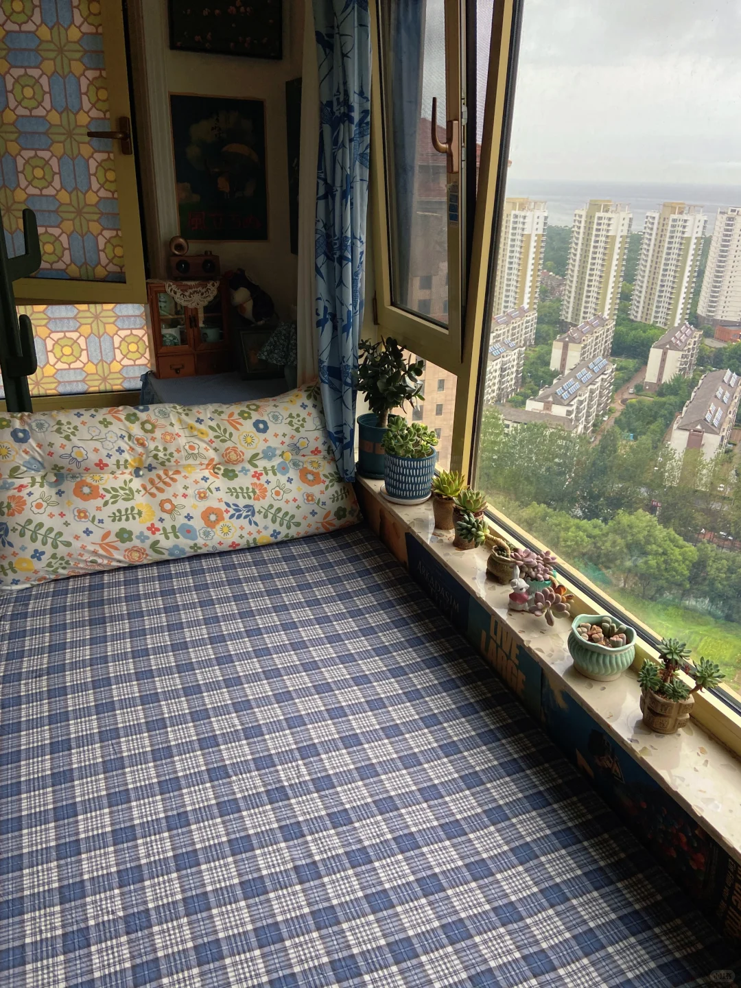 普通人家不精致但是却干干净净的房间