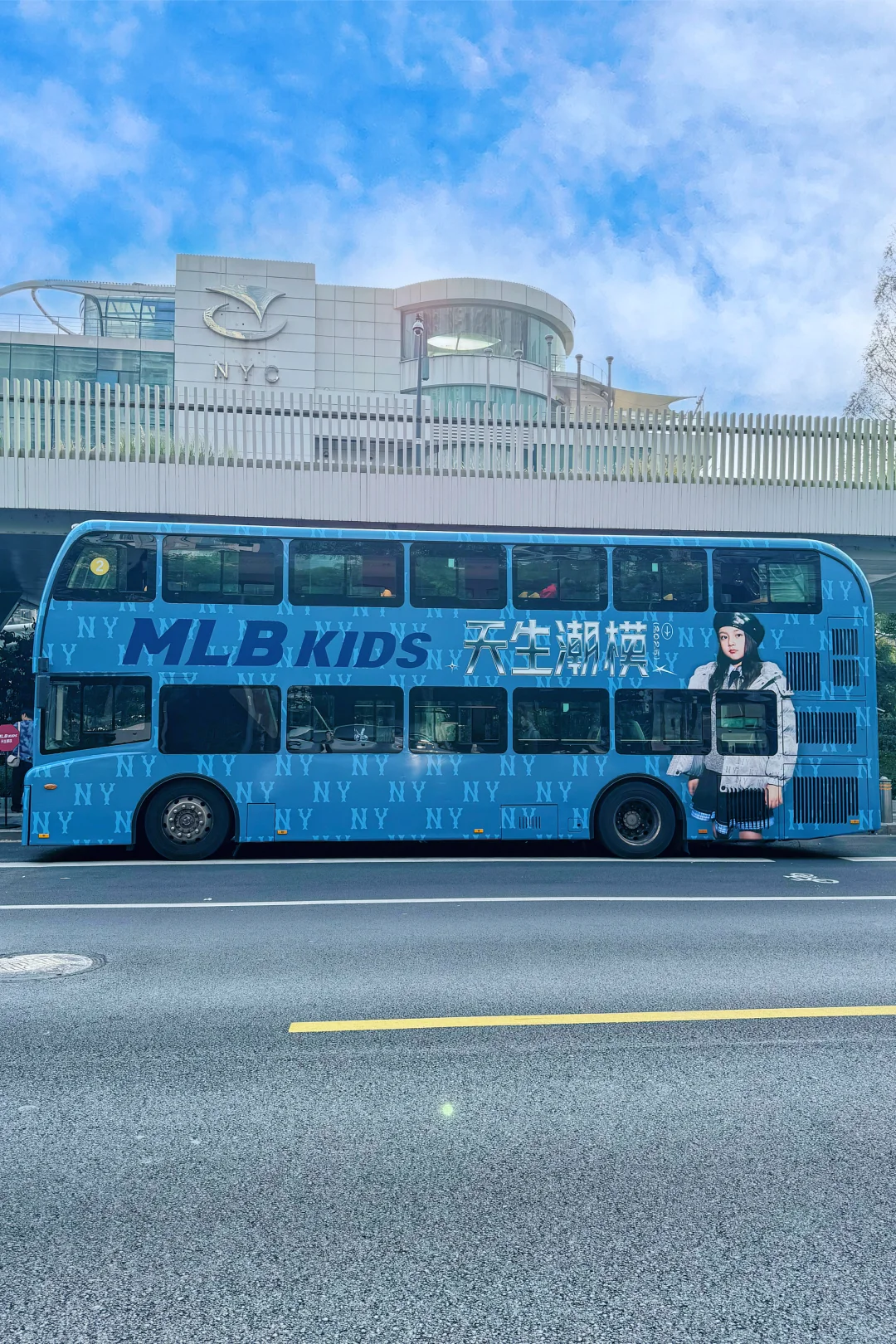 谁懂啊‼️在上海街头偶遇MLBKIDS老花巴士?