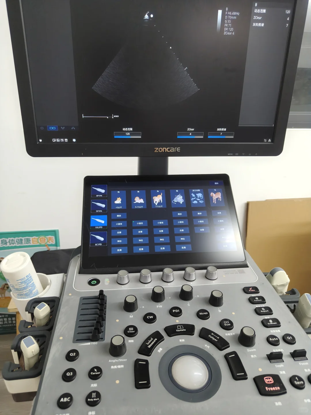 00后兽医入行宠物医疗设备