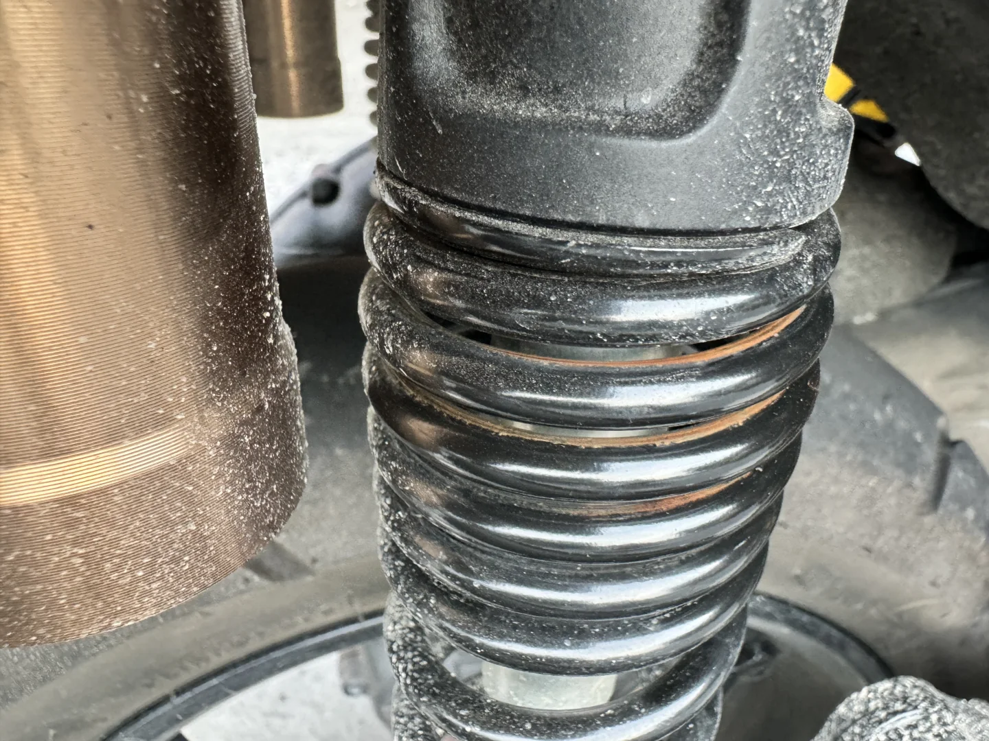 雅马哈后避震弹簧生锈