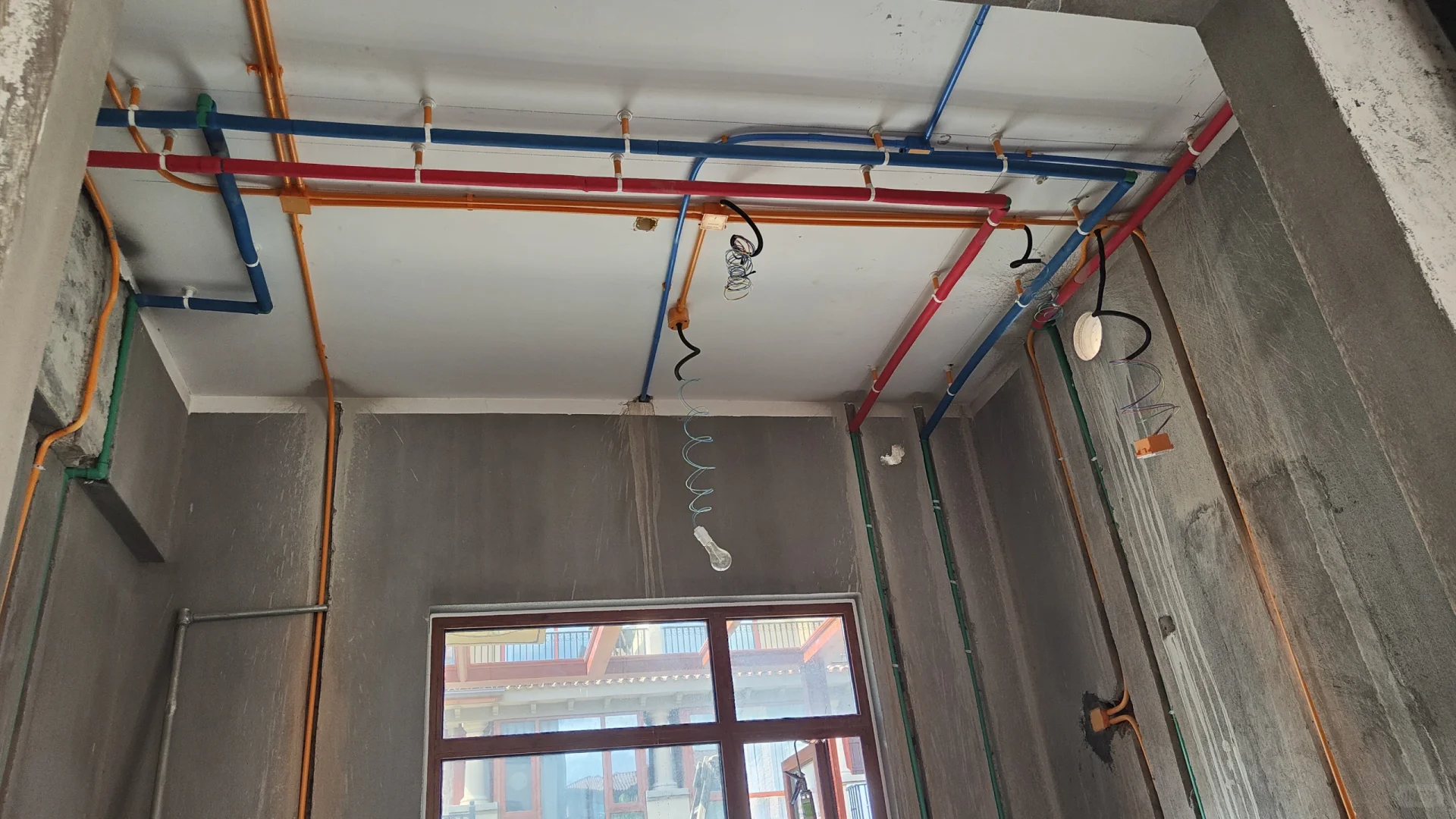 排屋水电:4层430平，自购材料7W完工