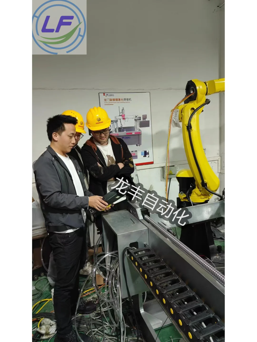 凌晨了，他们还在为客户调试设备