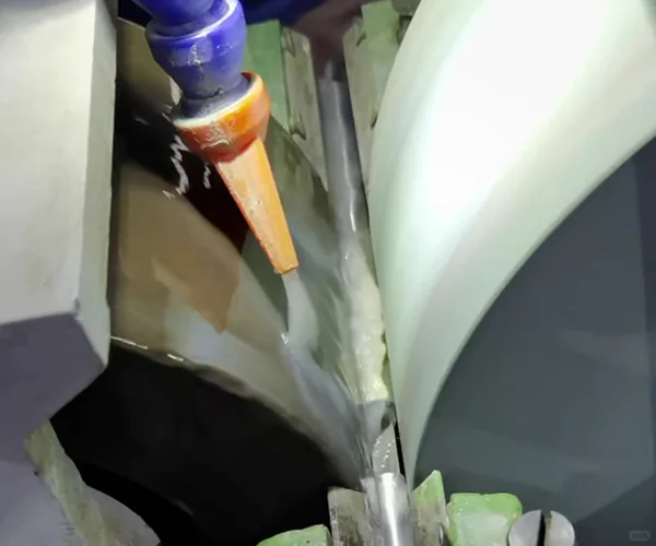 无心磨床磨着中间小的原因和解决方法