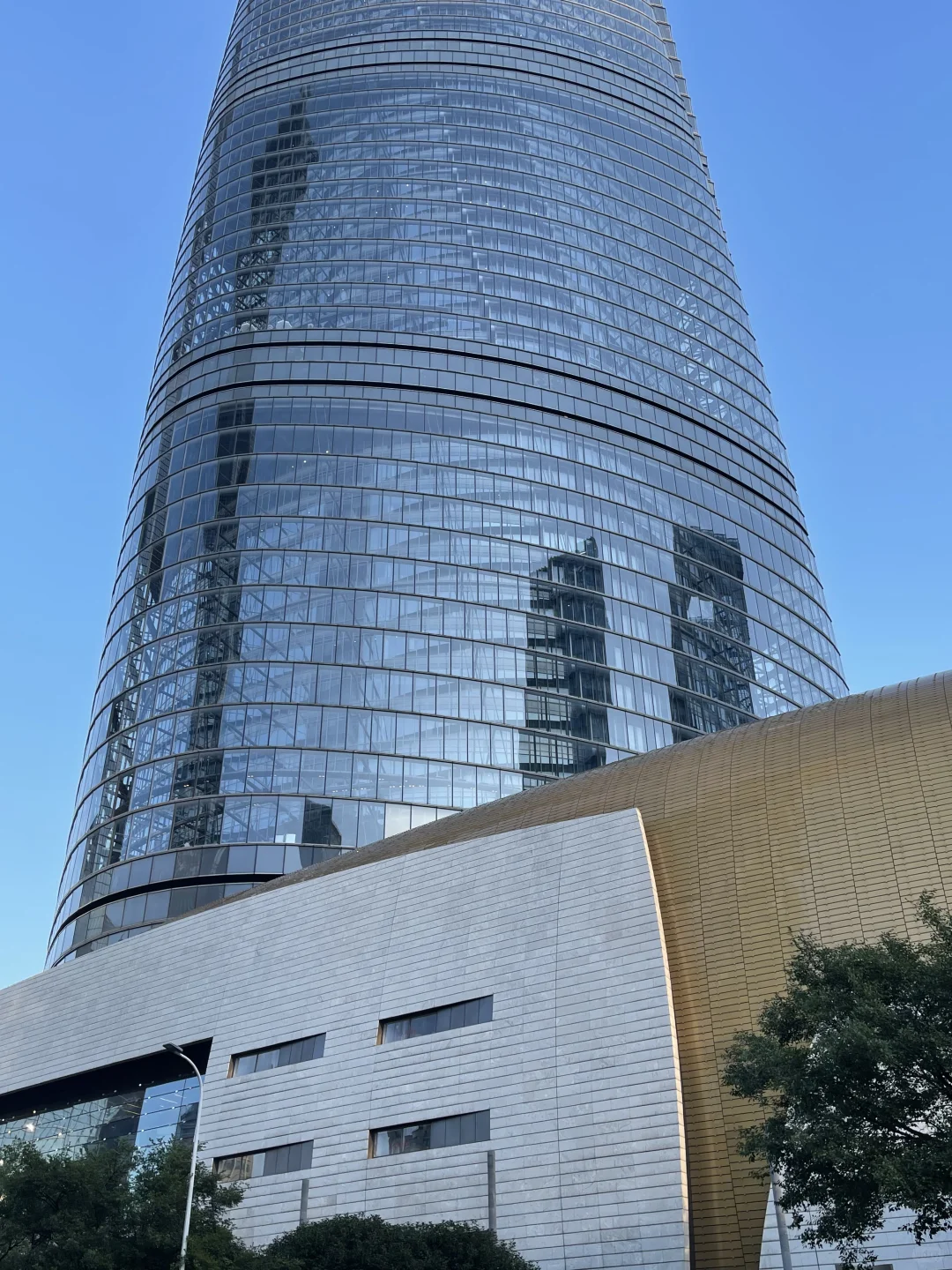 之前一直以为上海中心是曲面玻璃幕墙