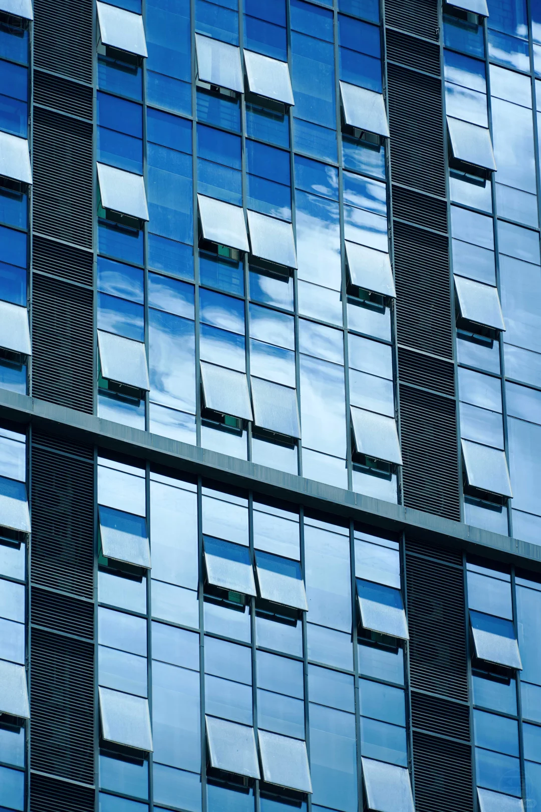 晴空下的玻璃幕墙