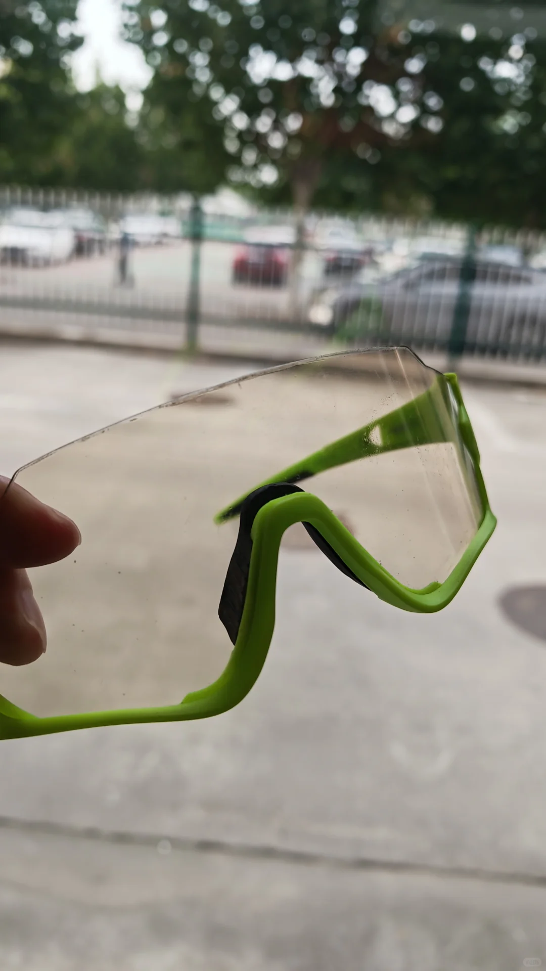 才发现，我眼镜在紫外线照射下变色