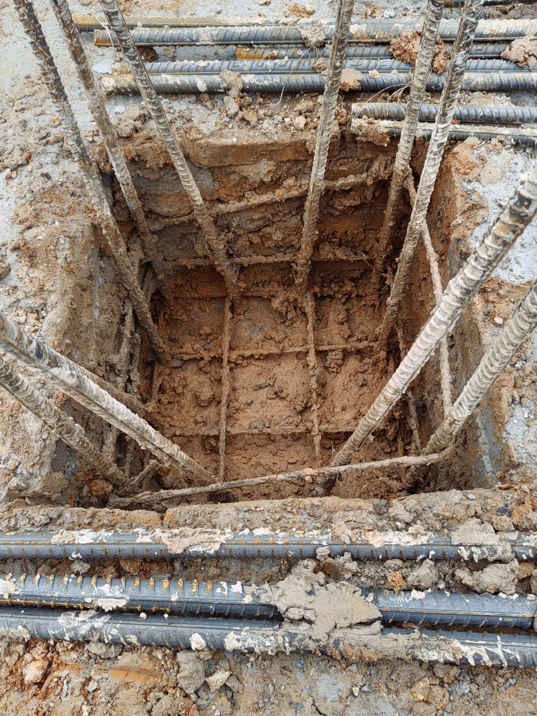 几乎所有框架柱都这样泥巴，不清洗就浇筑混