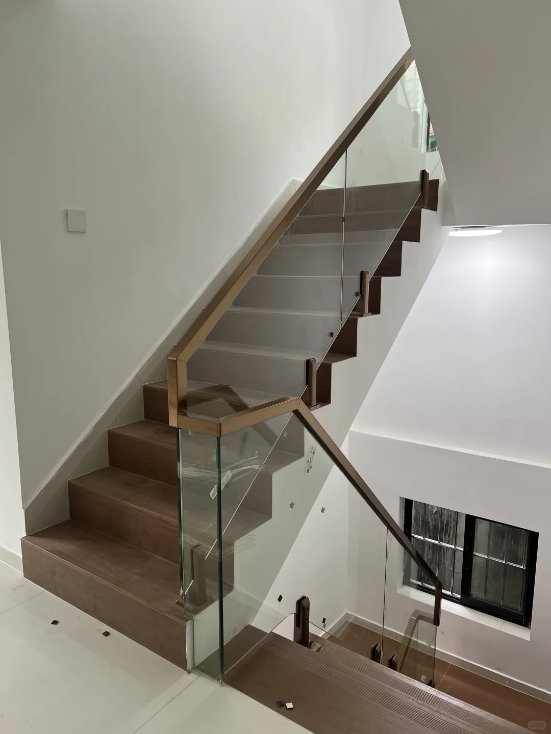 楼梯空间比较窄选这款偏心脚柱玻璃款就对了