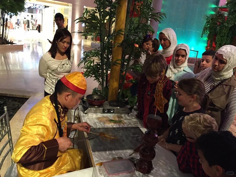 原来全世界的孩子都爱吃糖画