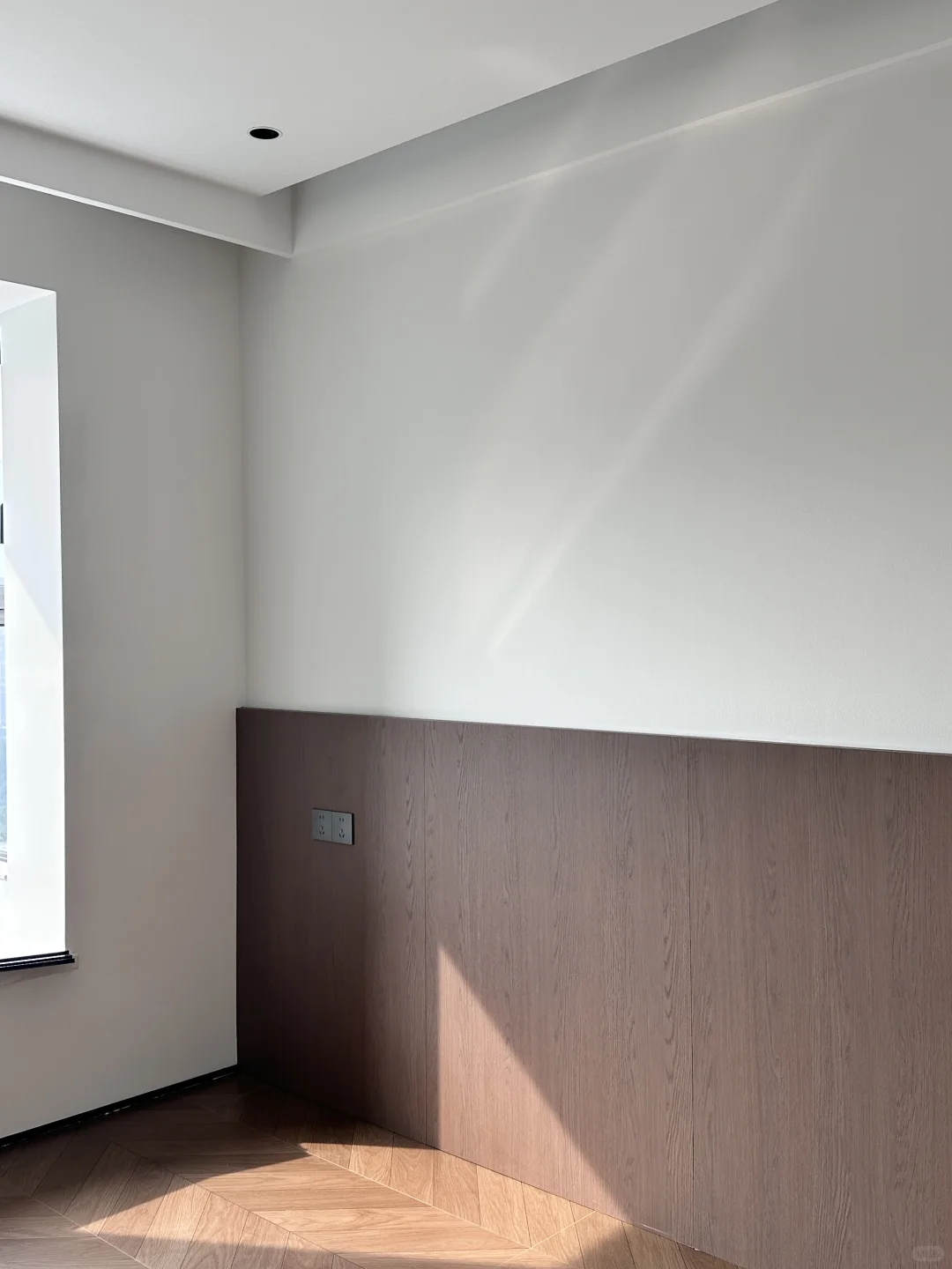 住的很舒服干净的床尾衣柜～