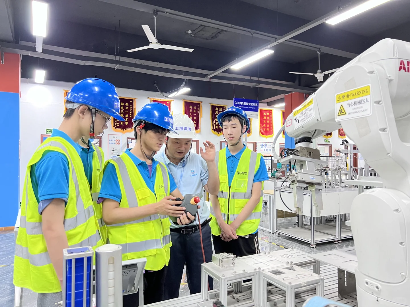 本科卷不过?我 “回炉” 职校后月薪翻倍!