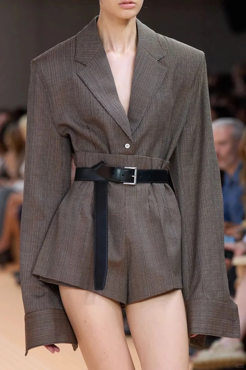 西装趋势中的「宽肩收腰」转向