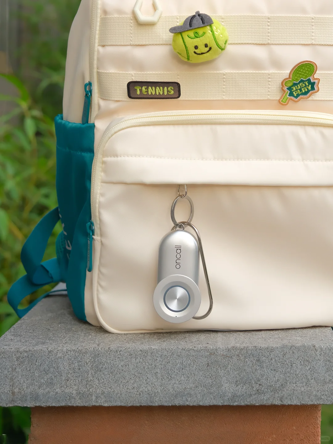 初中生独自上下学，这“保镖”焊她书包上了