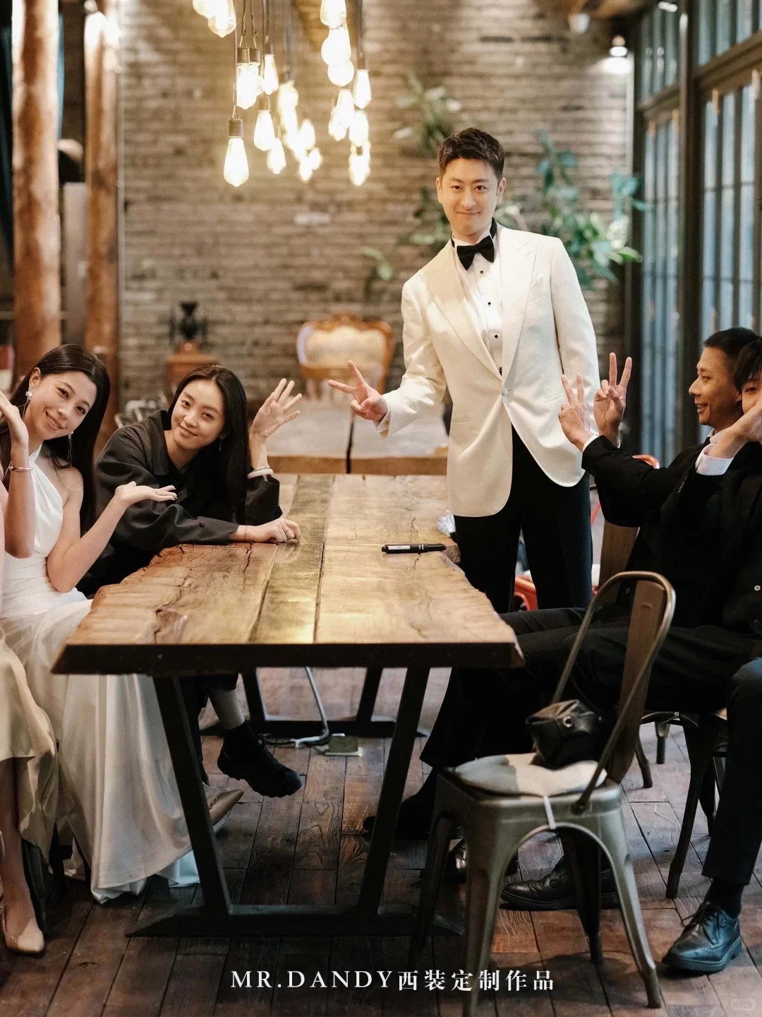 奶白色礼服?精准定格婚礼氛围