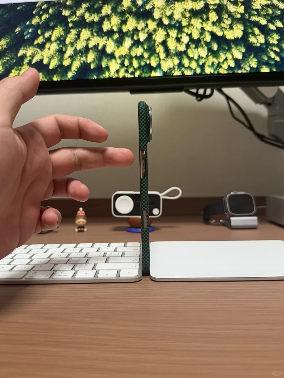 iPhoneAir：一台握着像超薄饼干的手机