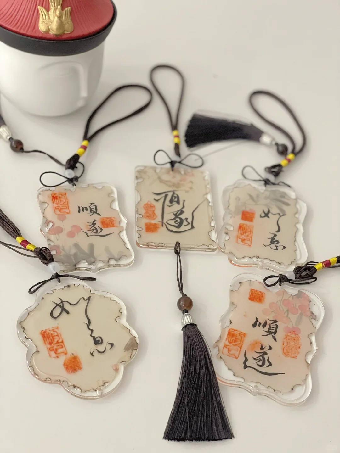 没人告诉我DIY书法滴胶车挂原来这么…