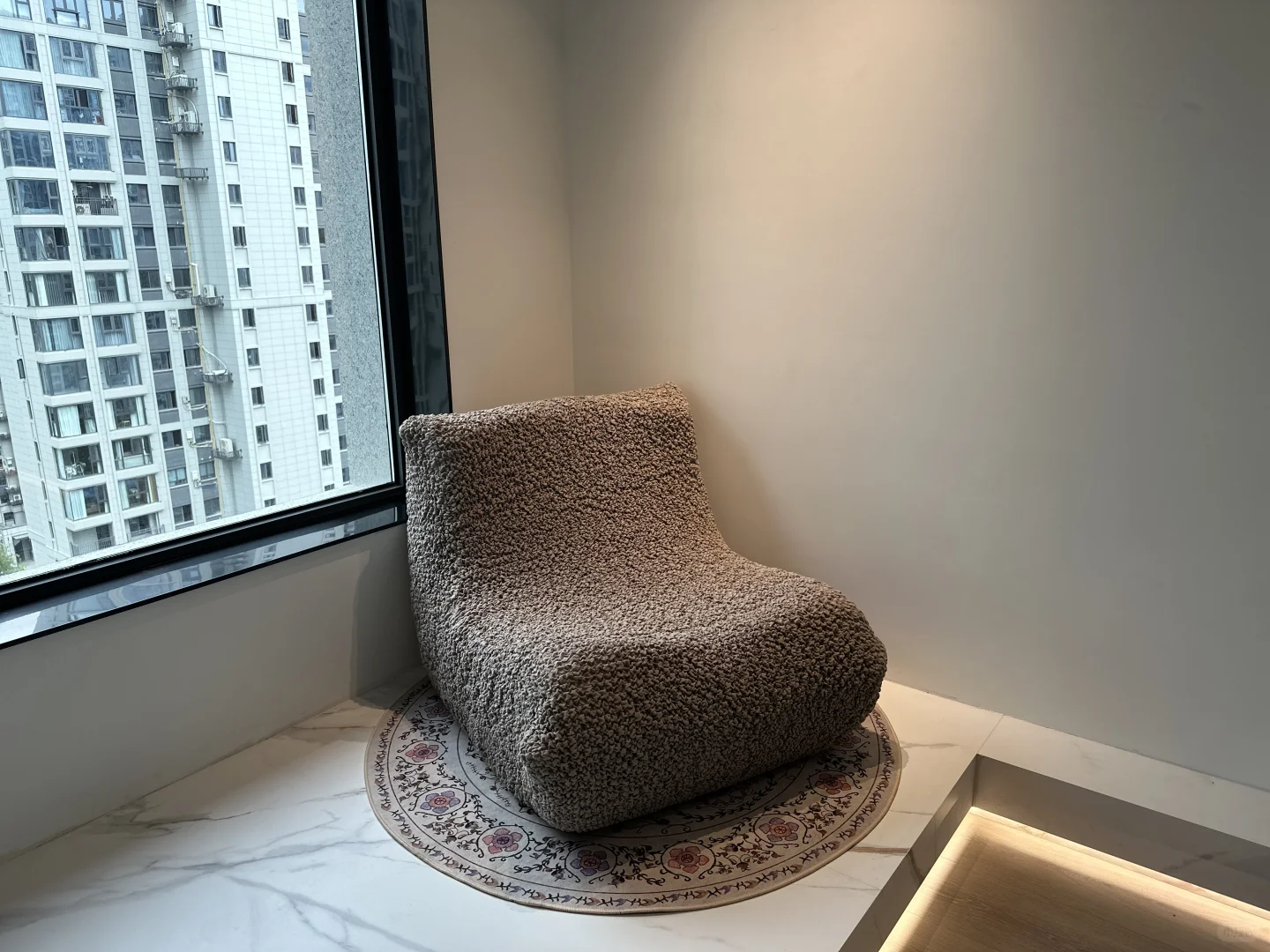 欢迎来到我家客厅的C位—斯卡帕楼梯电视墙