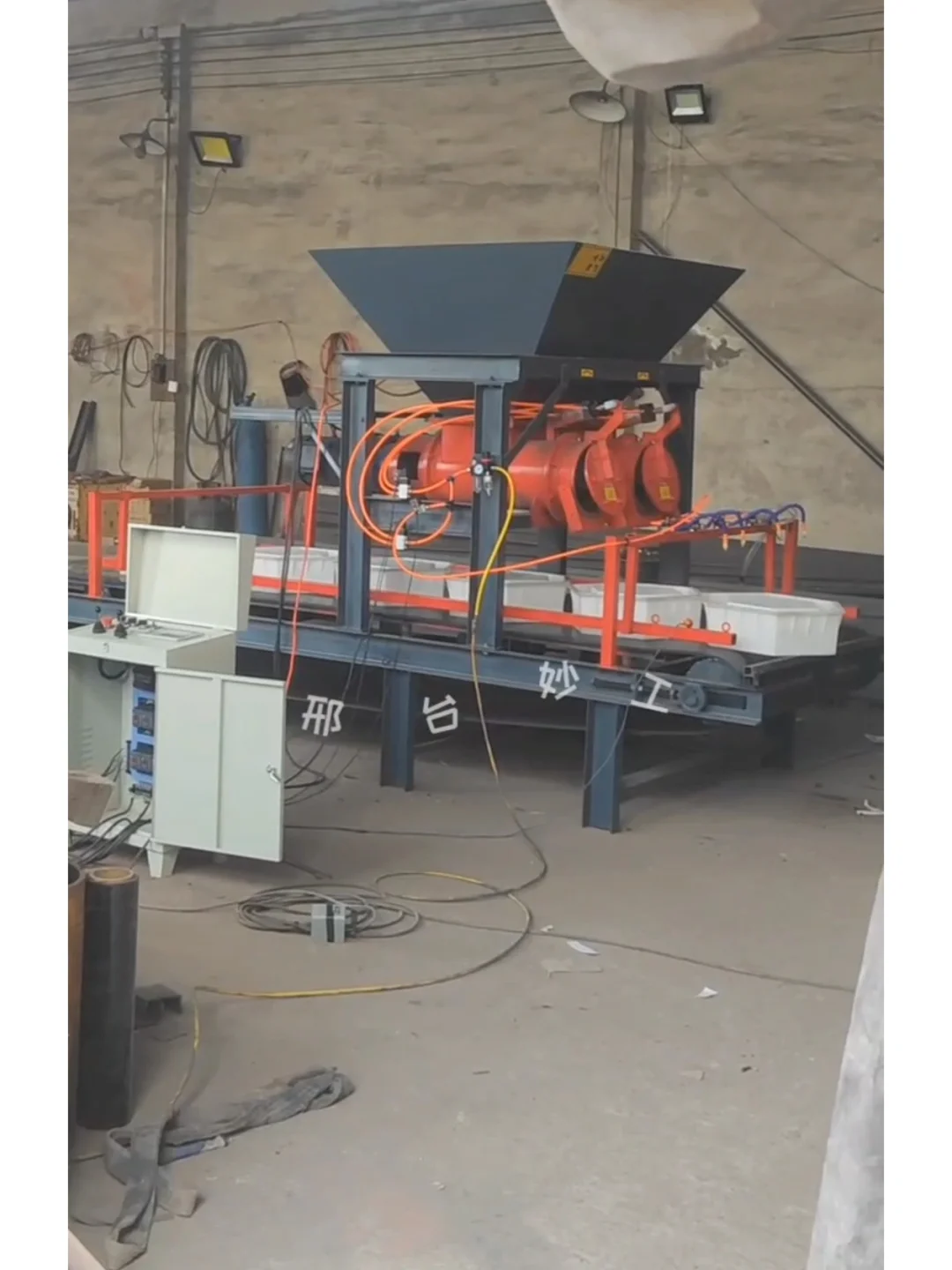 妙工通用型水泥预制块布料机械成型生产设备