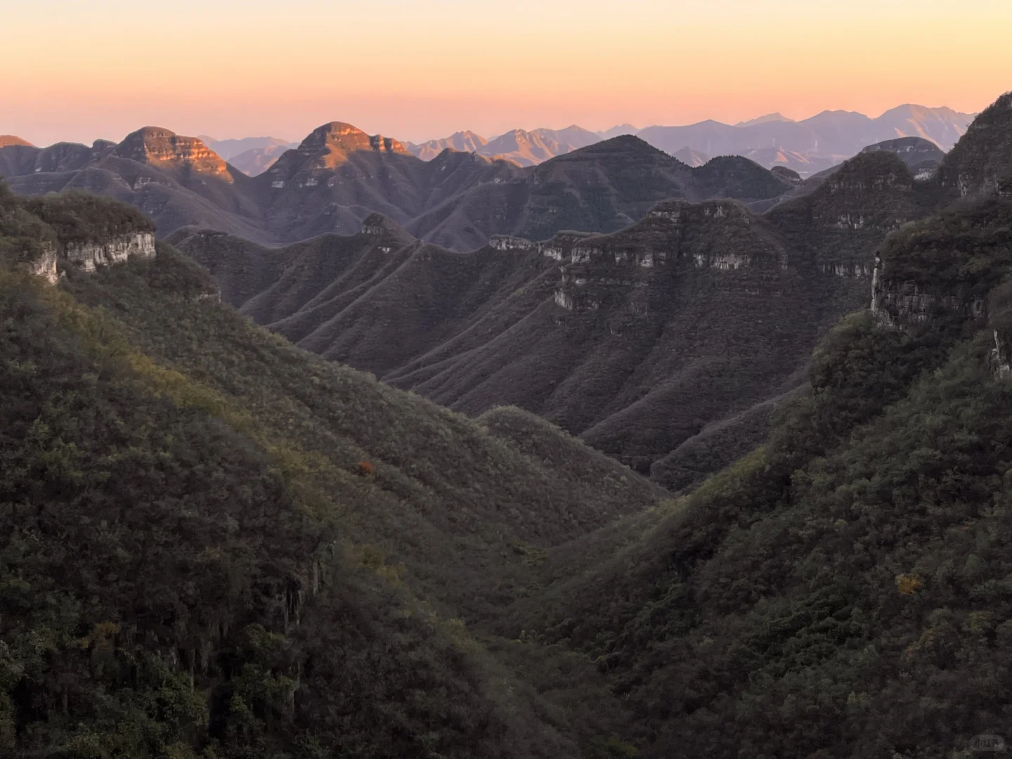 北京2h达！蚕姑坨悬崖边日照金山的秋日秘境
