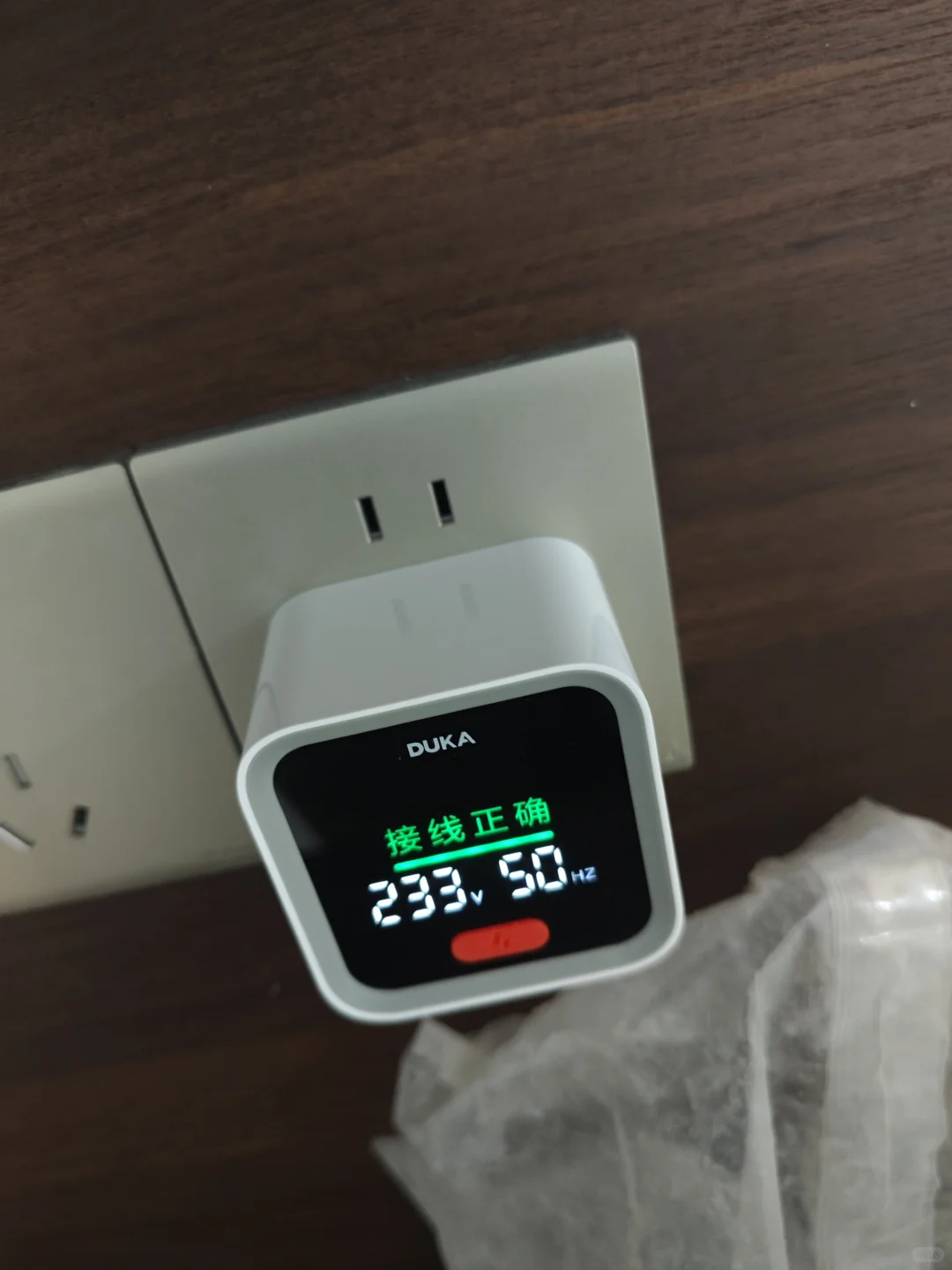 开关插座安装完毕后，相位仪检测