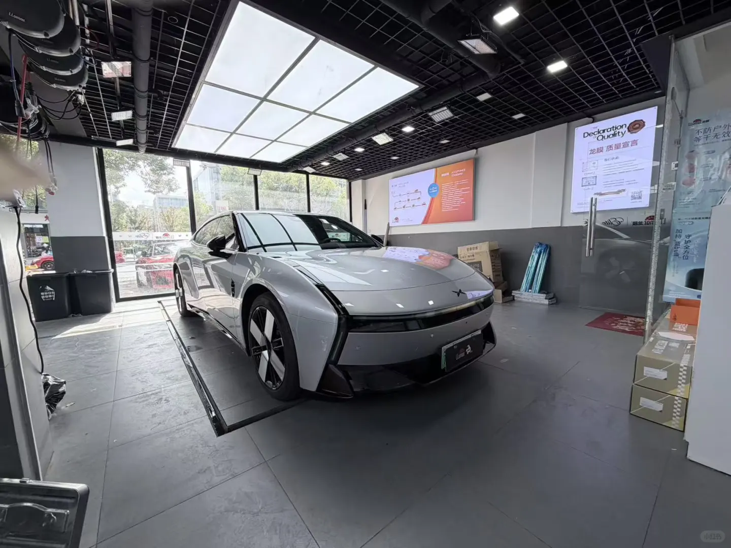 小鹏P7穿上“隐形战甲”龙膜G1隐形车衣实录