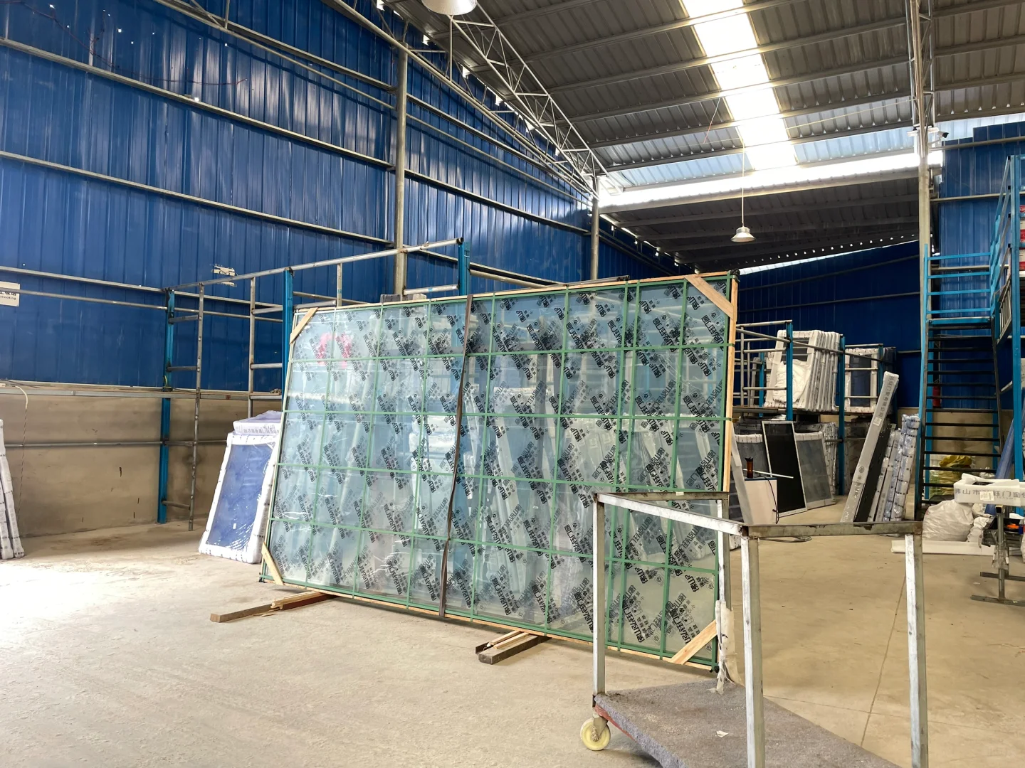 快来猜猜这块玻璃有多重