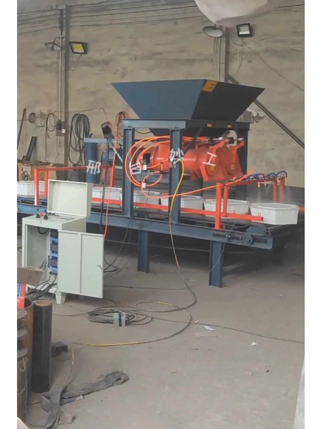 妙工通用型水泥预制块布料机械成型生产设备