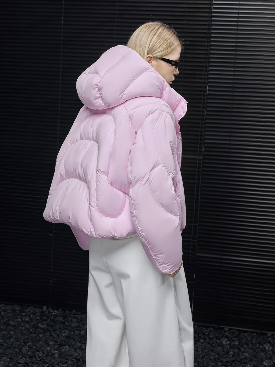 粉色短款连帽羽绒服