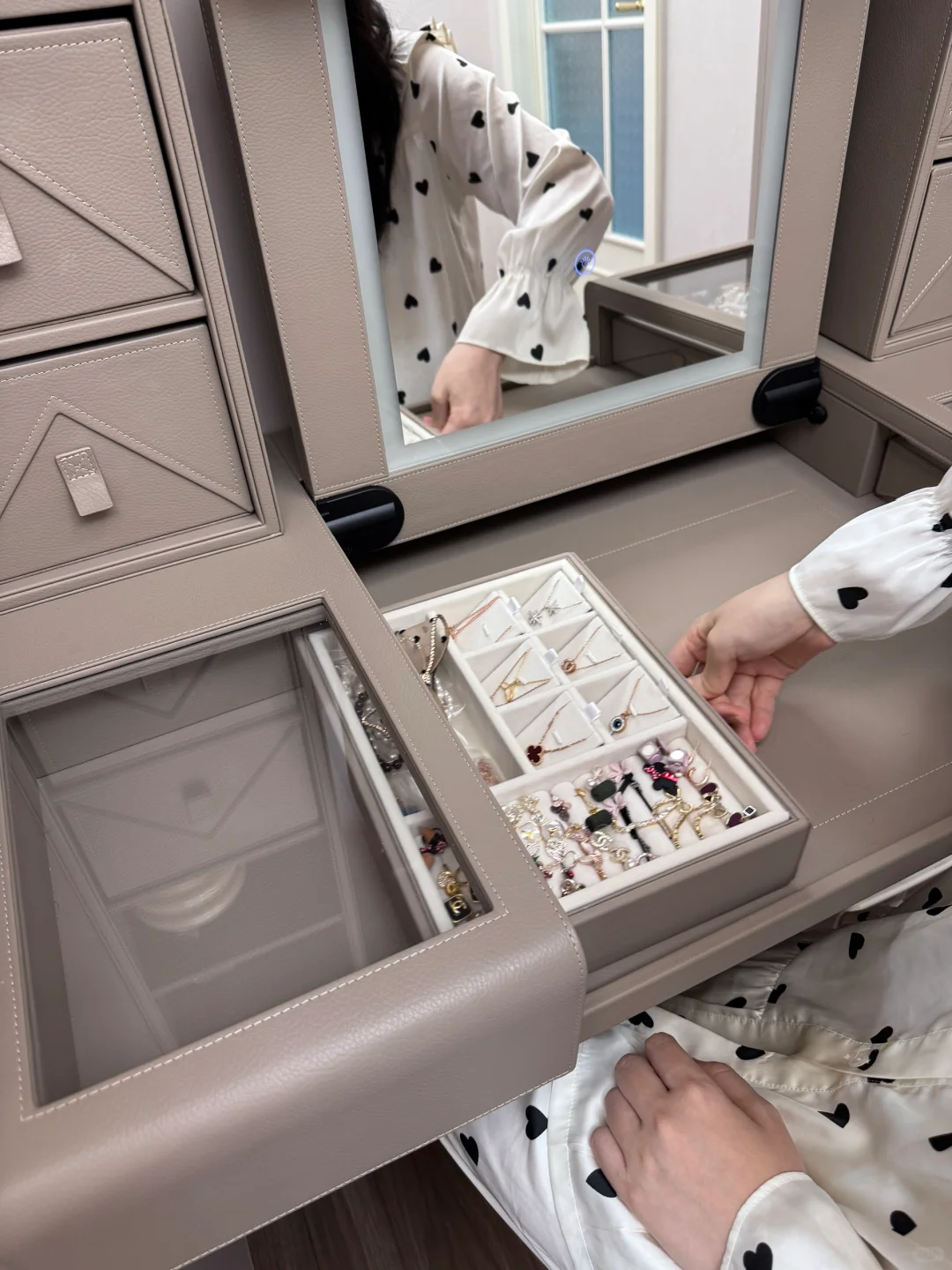 没听劝，卧室做了一整排法式床尾衣柜……?