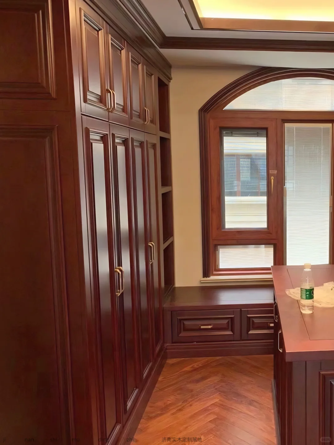 家里想稳重大气，那肯定要选实木全屋定制