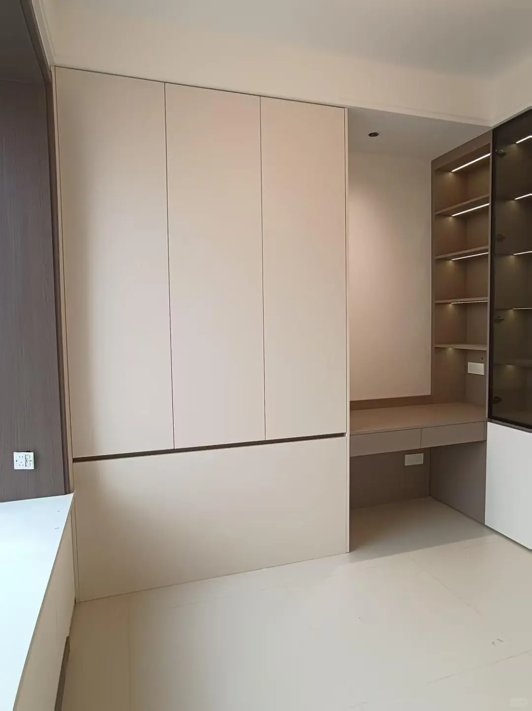 爱格U188衣柜落地