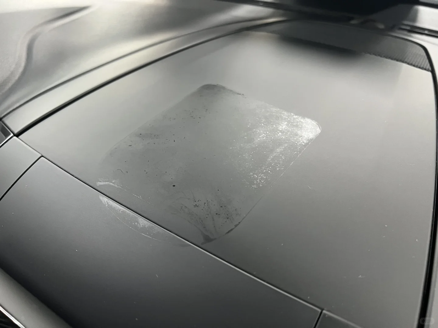 求助！汽车仪表台上的这个印迹怎么去除啊？