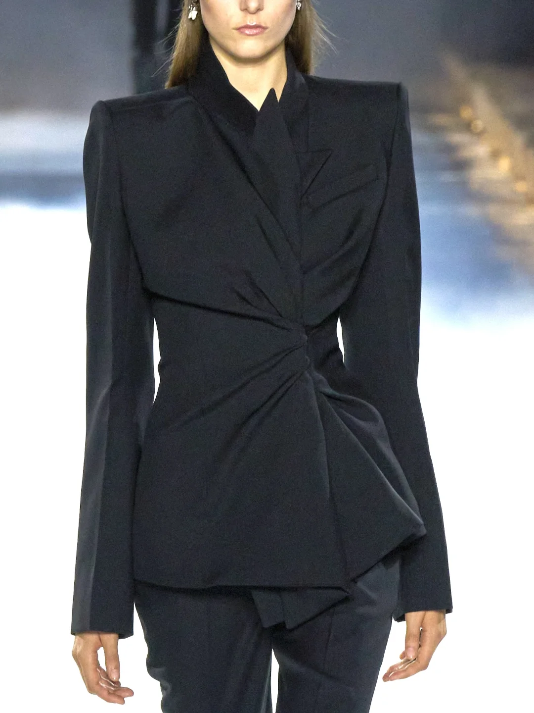 西装趋势中的「宽肩收腰」转向