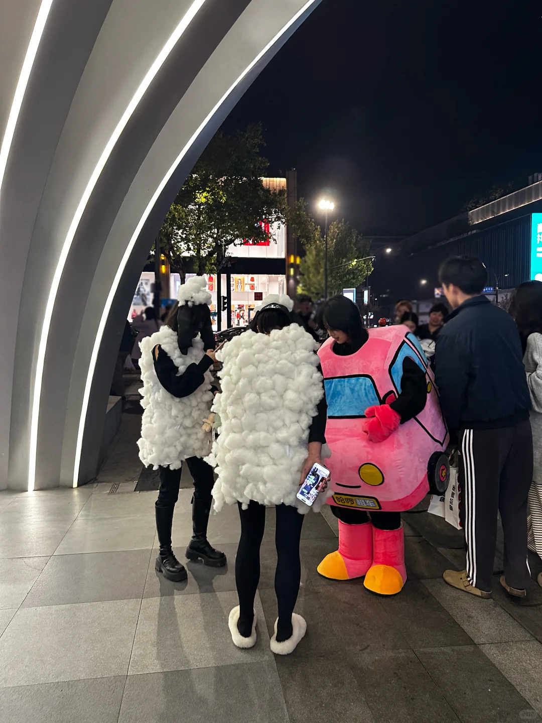 只是路过然后被五辆车塞了一手礼物？