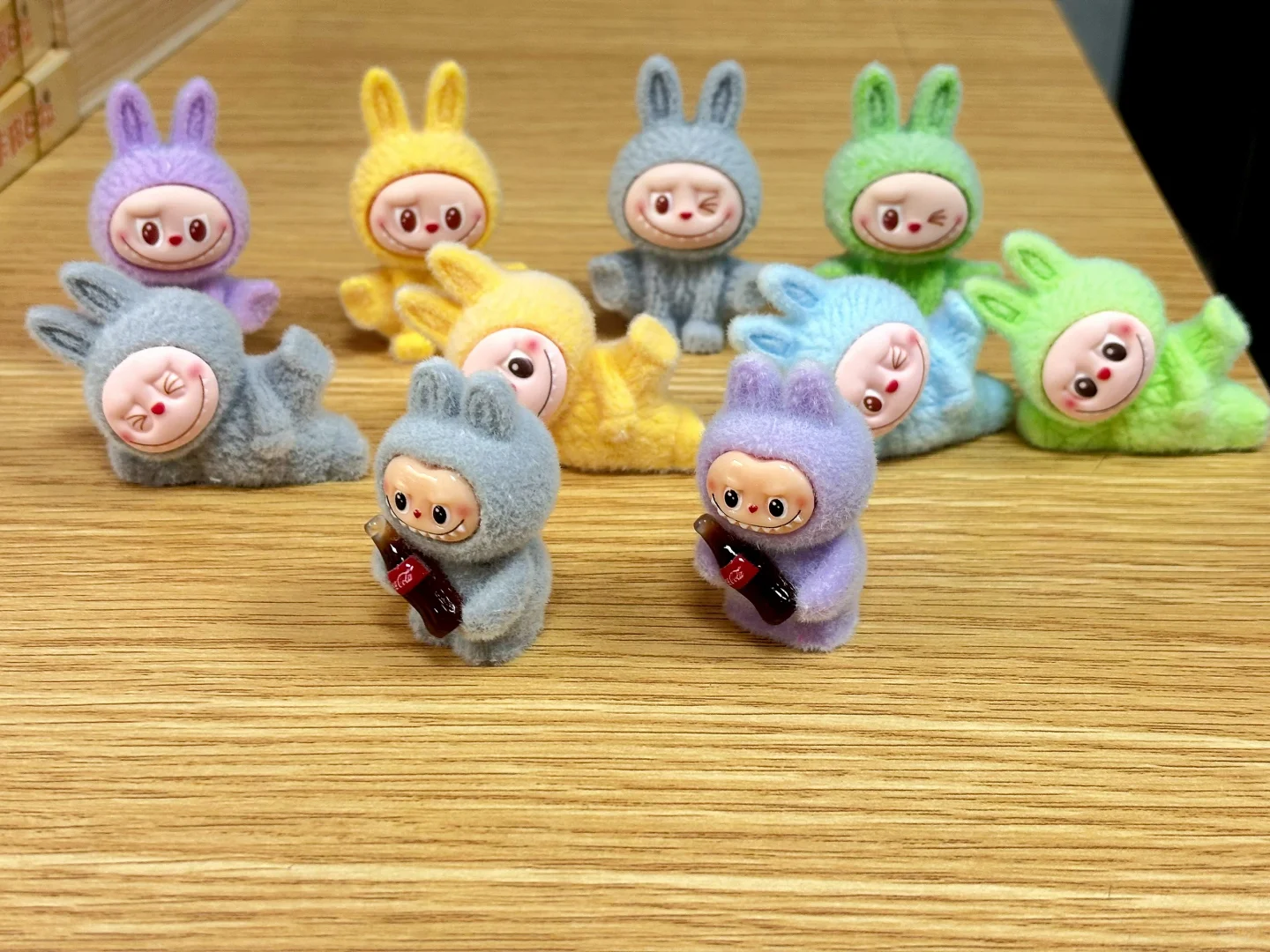 学校门口小卖部5元一只的mini labubu，?