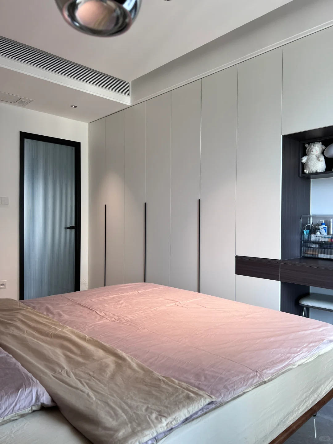 听我一句劝，卧室做床尾衣柜真的太舒服啦！