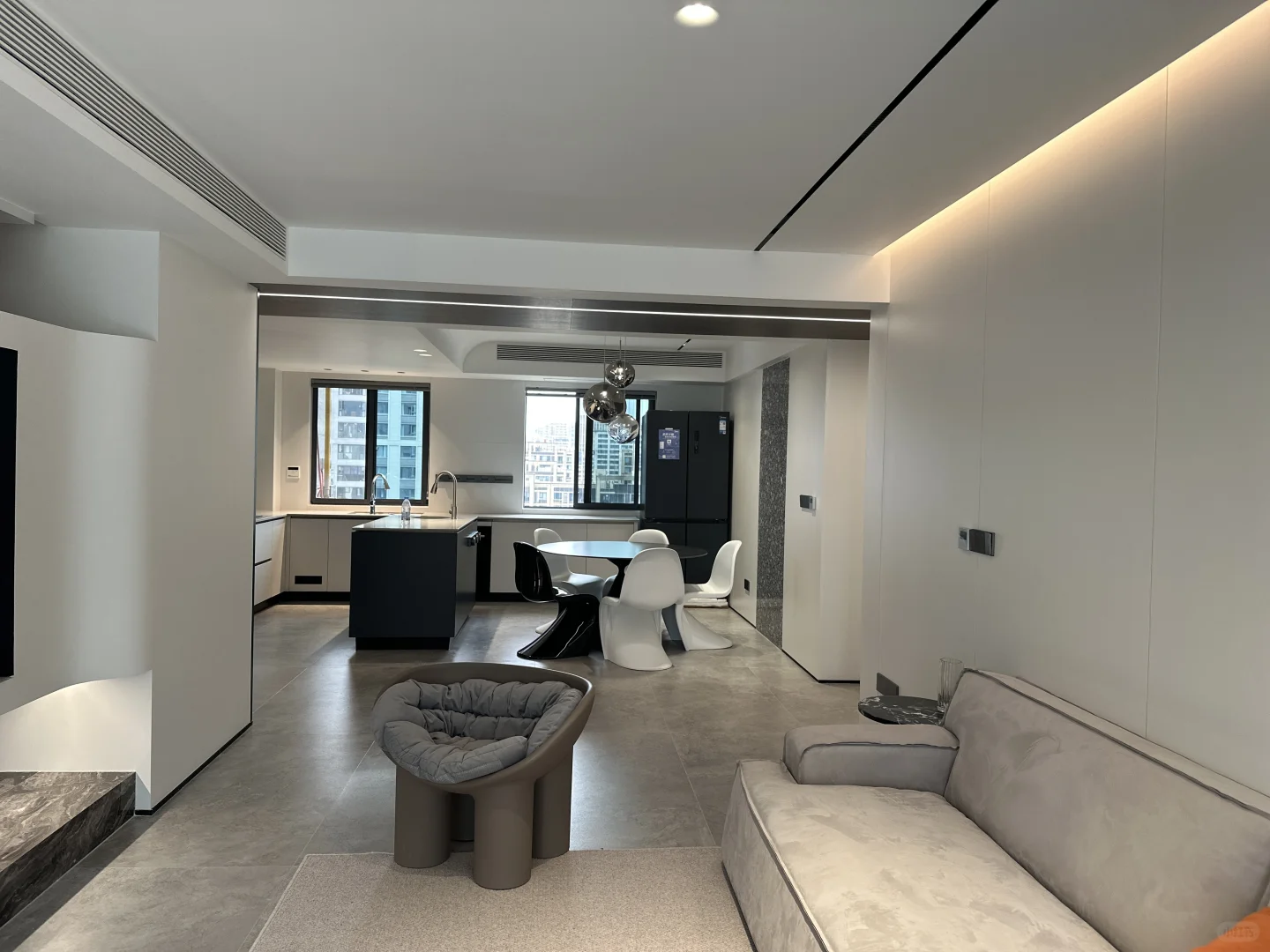 欢迎来到我家客厅的C位—斯卡帕楼梯电视墙