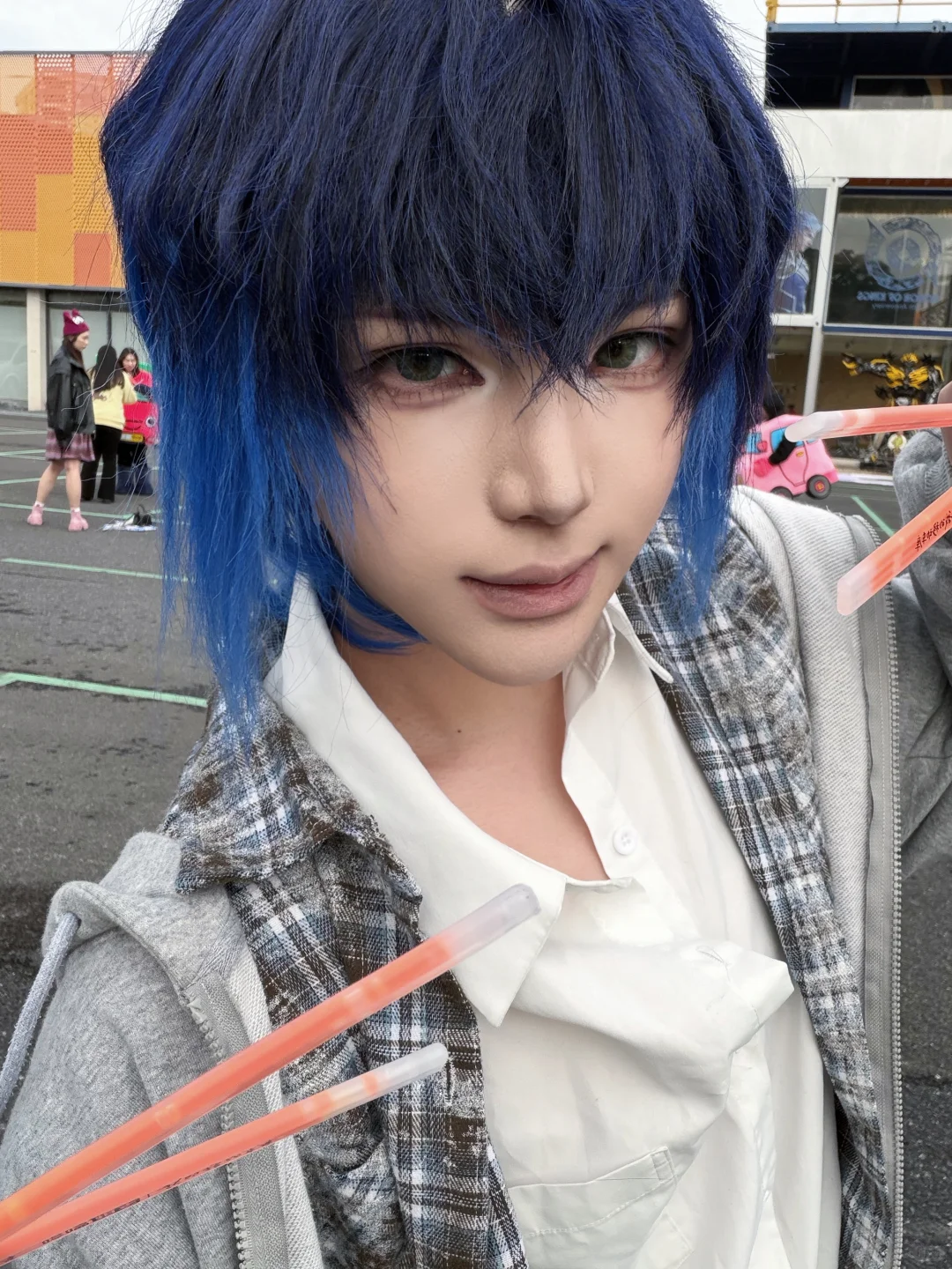 只是路过然后被五辆车塞了一手礼物？