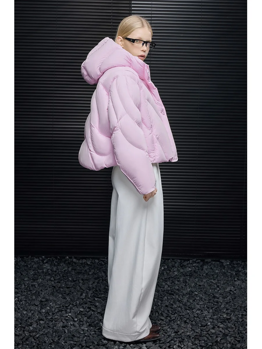 粉色短款连帽羽绒服