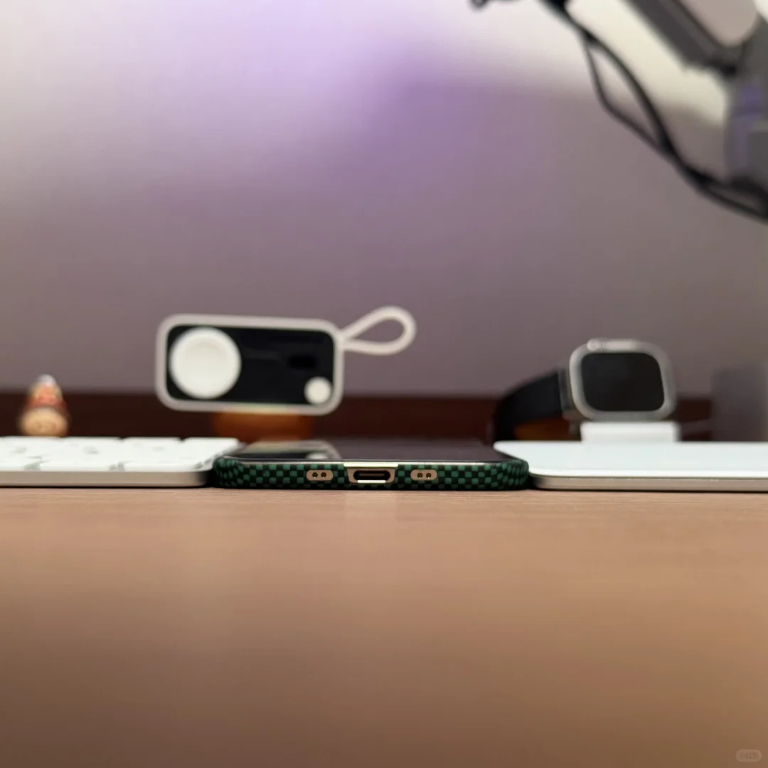 iPhoneAir：一台握着像超薄饼干的手机