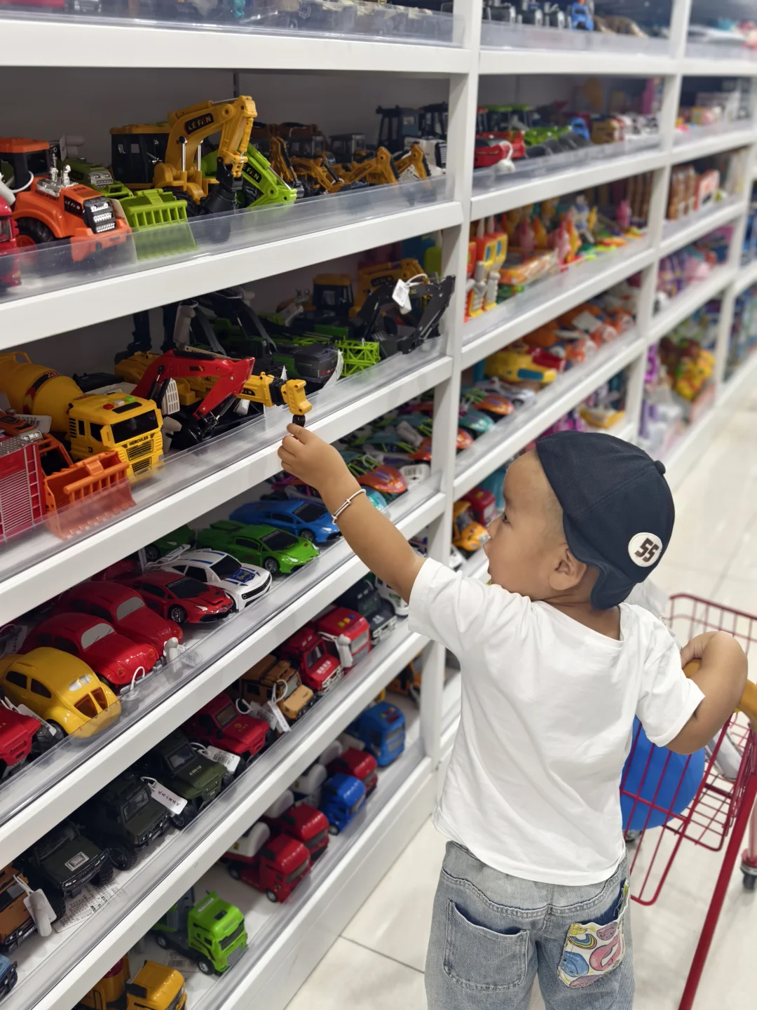娃逛玩具店真的太好玩了！