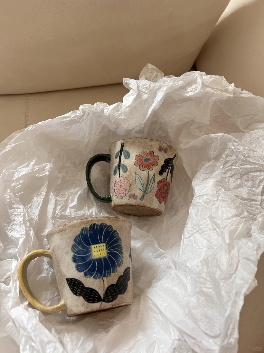 好奇怪 杯子和盘子小小的 幸福感却大大的