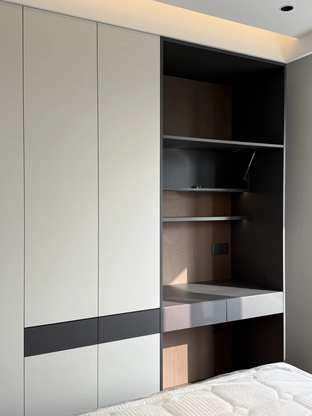 住的很舒服干净的床尾衣柜～