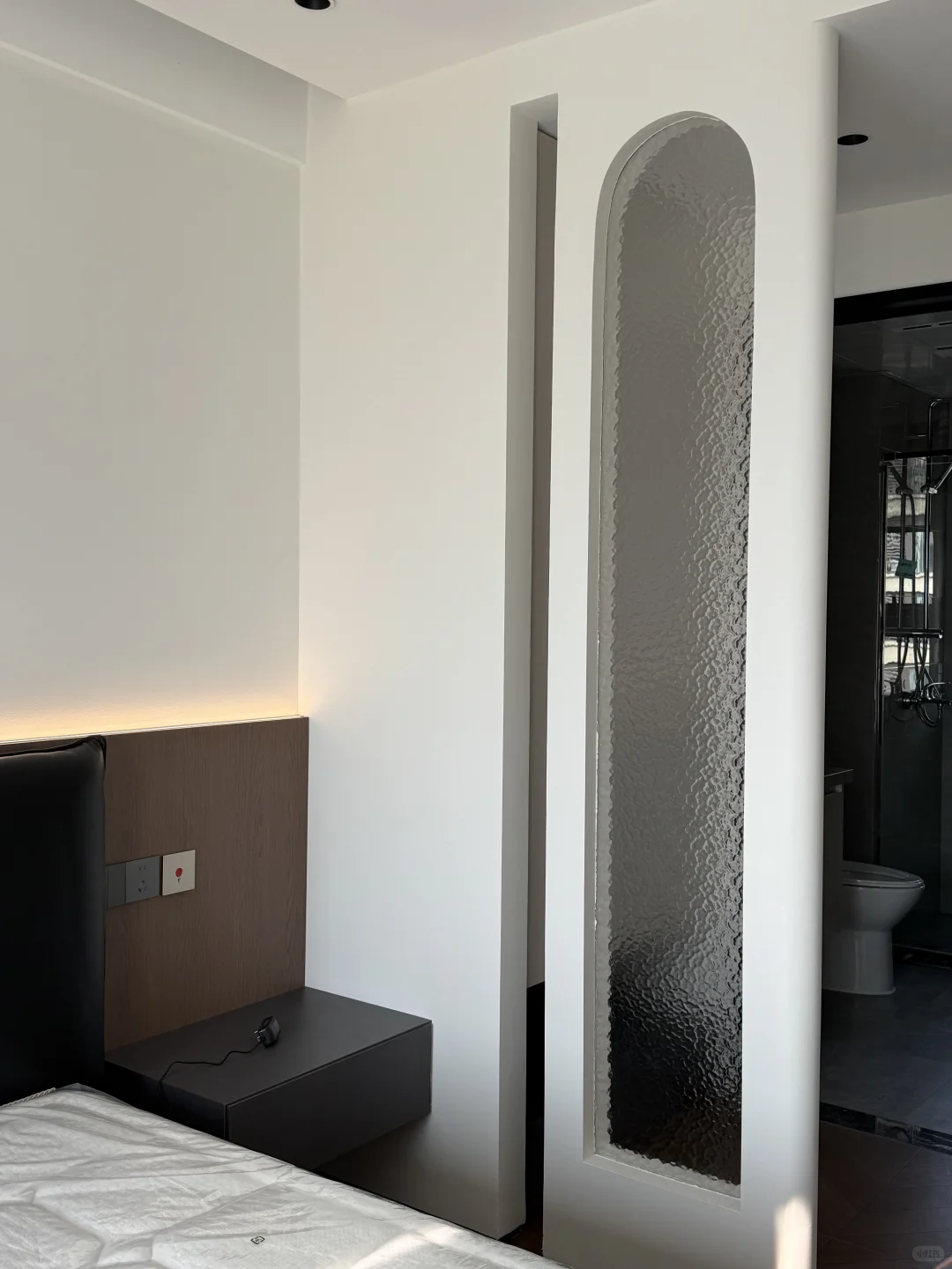 住的很舒服干净的床尾衣柜～