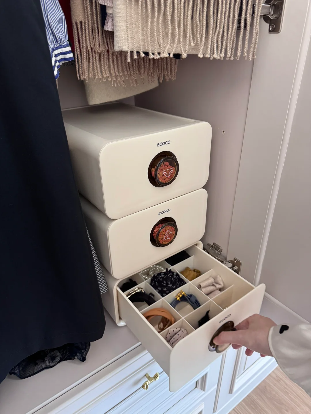 没听劝，卧室做了一整排法式床尾衣柜……?