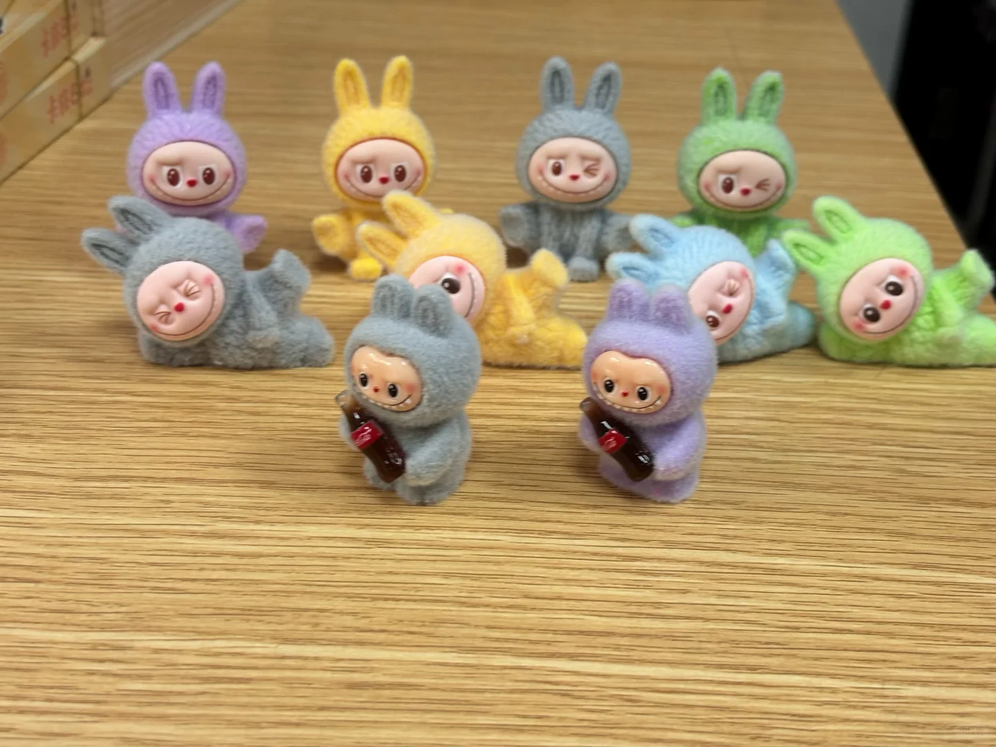 学校门口小卖部5元一只的mini labubu，?