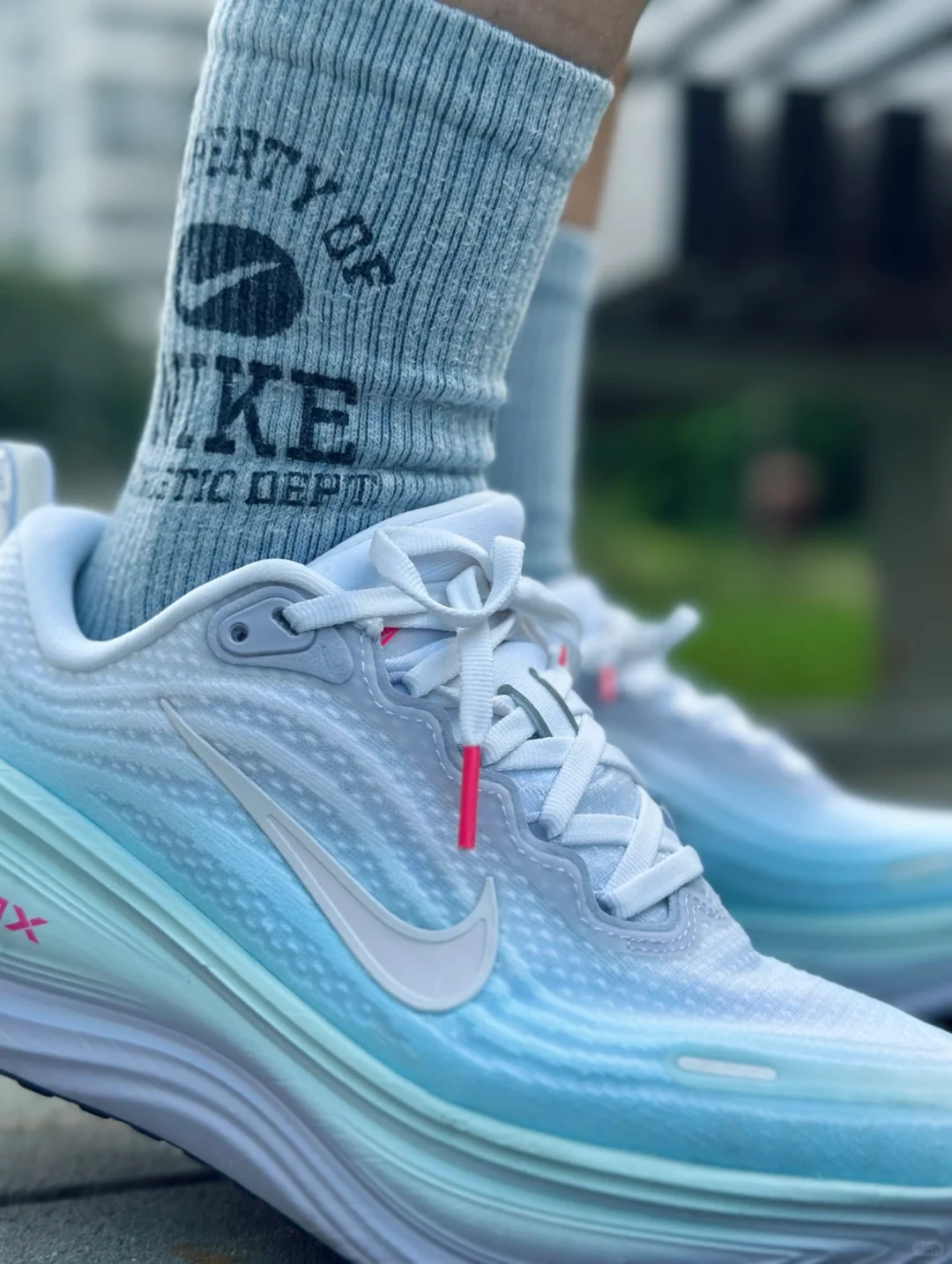 哇…会变色的跑鞋?